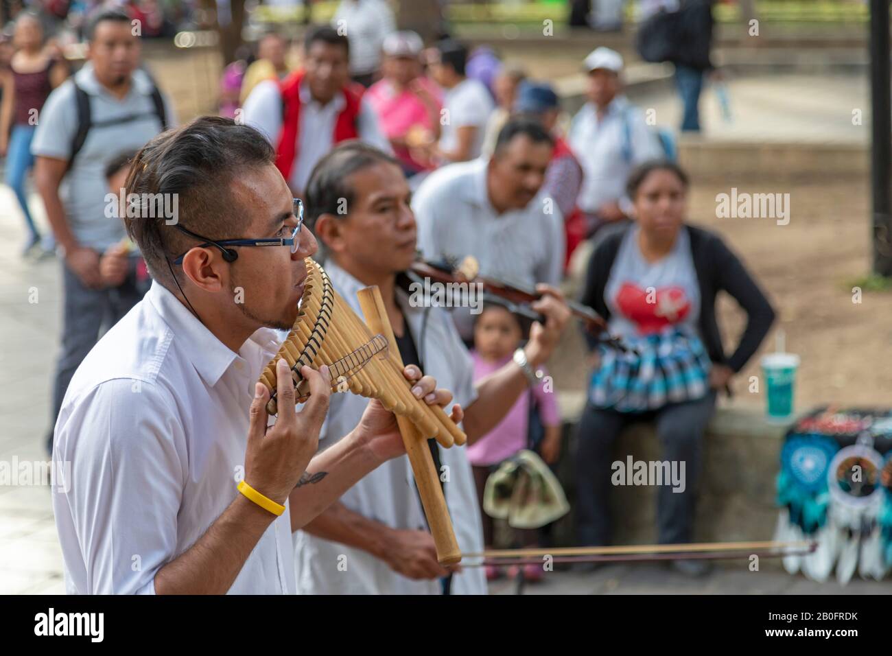 Oaxaca, Mexique - le groupe œcuménique, Inti Runas, joue sur la place centrale d'Oaxaca. Banque D'Images