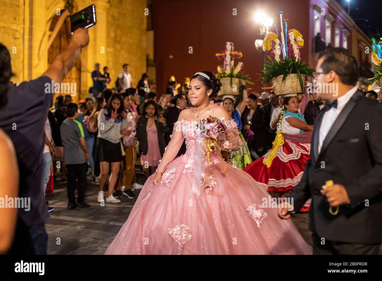 Oaxaca, Mexique - une quinceañera, ou le 15ème anniversaire d'une fille, est célébrée dans les rues d'Oaxaca. Banque D'Images