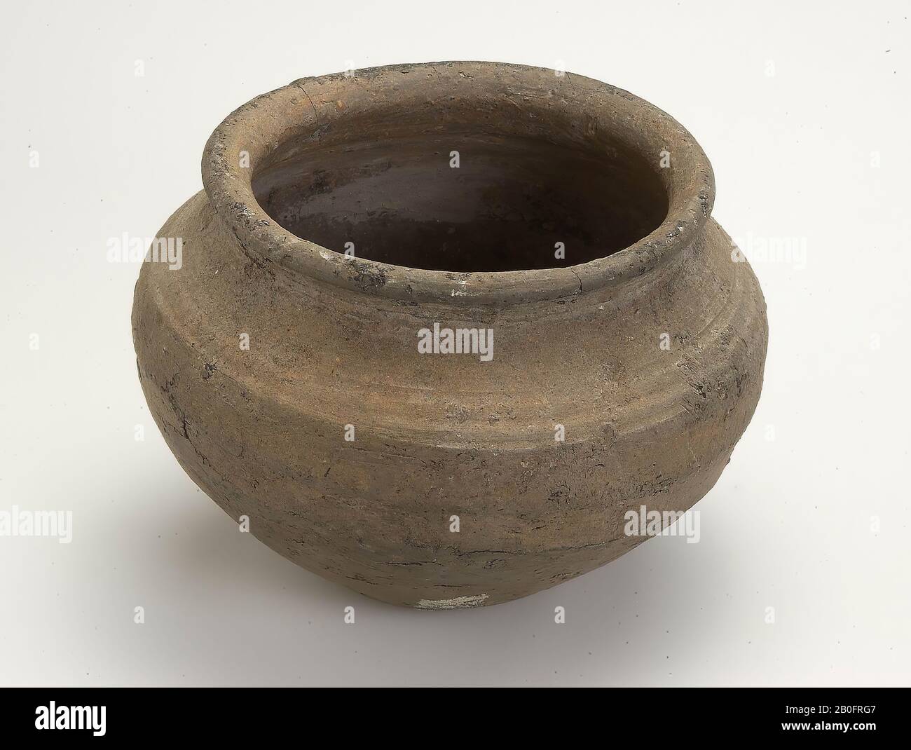 Pot d'ampoule avec fond de lentille. Petites fissures le long du bord, plus intact, restes de ruban Banque D'Images