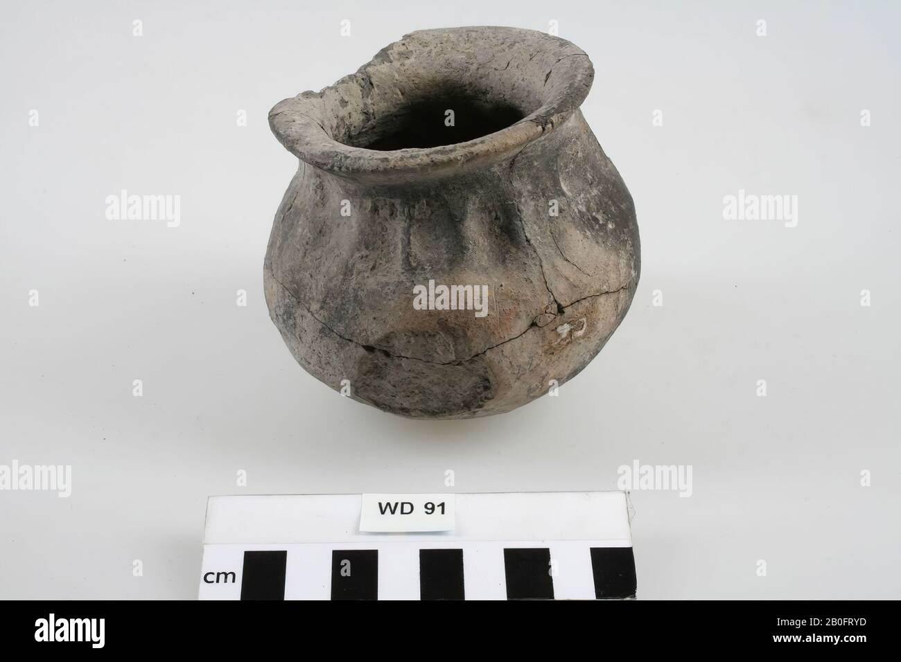 Douille à billes avec empreintes de doigts sous la jante. Puce du bord, grandes fissures qui ont été restaurées, trou sur le bord d'une fracture, partie d'un autocollant sur le fond., douille de boule, faïence, h: 9.3 cm, diam.: 10.4 cm, vmec, Pays-Bas , Utrecht, Wijk bij Duurstede, Wijk bij Duurstede, Dorestad Banque D'Images