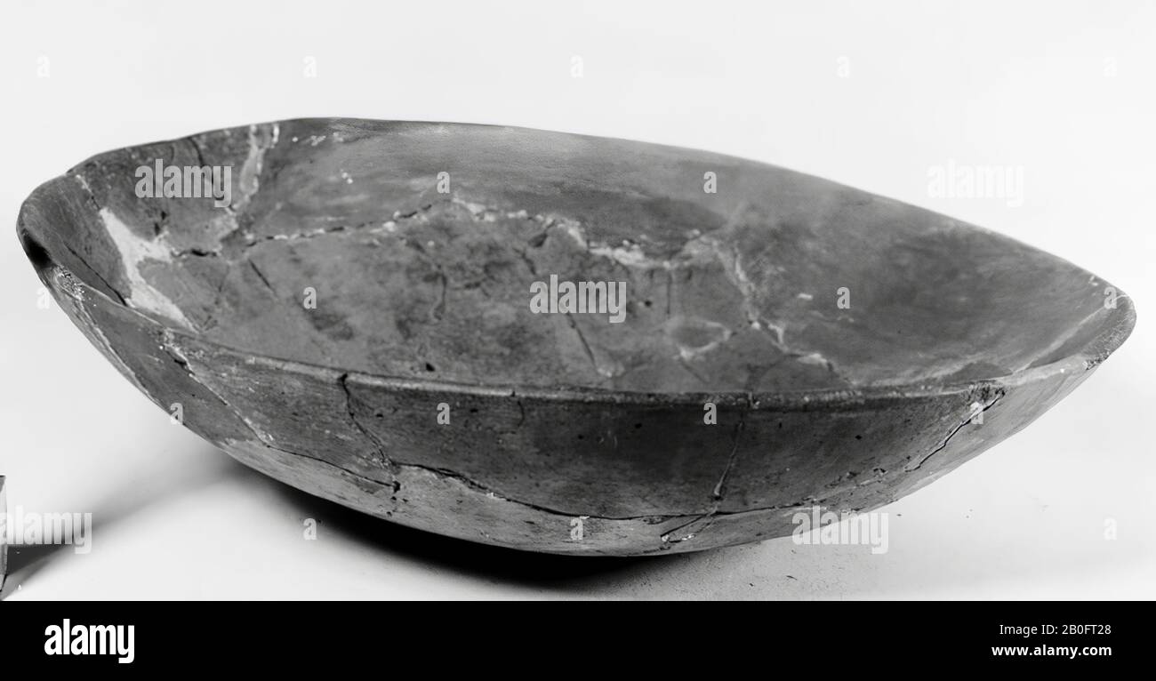 Faïence. Beaucoup de vieux colles et ajouts, crack, petit espace, échelle, faïence, h: 7.1 cm, diam: 26 cm, préhistorique, Pays-Bas, Limbourg, Leudal, Heythuysen Banque D'Images