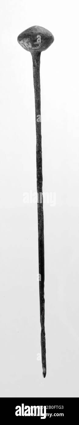 broche en bronze patiné avec double bouton, mal conservée, broche, métal, bronze, longueur: 10,7 cm, préhistorique -1200 Banque D'Images