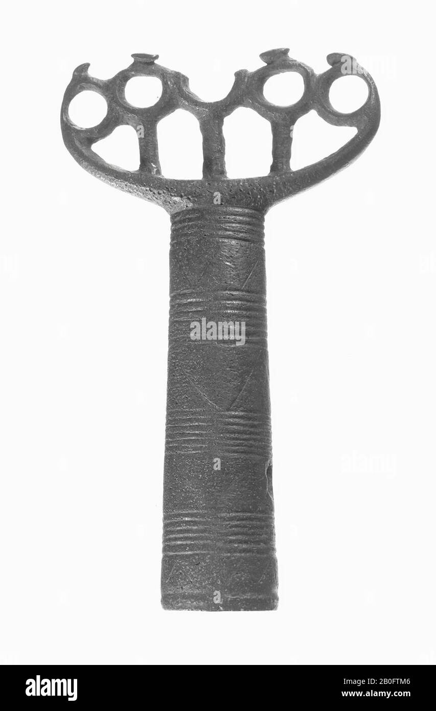 signe de dignité ? - en forme de croissant, avec une maison creuse attachée pour attacher l'objet à une barre ou à une poignée, ornement, métal, bronze, longueur: 8 cm, préhistoire -800 Banque D'Images