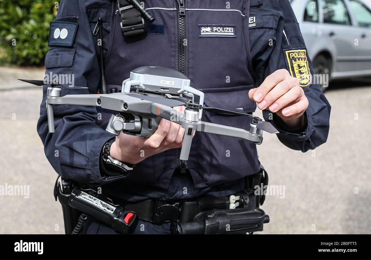 Pforzheim, Allemagne. 20 février 2020. Le chef de police Timo Röpke tient un drone entre ses mains. Le drone est utilisé, par exemple, pour prendre des photos aériennes de la scène d'un accident - il fait partie de l'équipement d'un nouveau véhicule spécial de la police d'autoroute Pforzheim. Crédit: Christoph Schmidt/Dpa/Alay Live News Banque D'Images