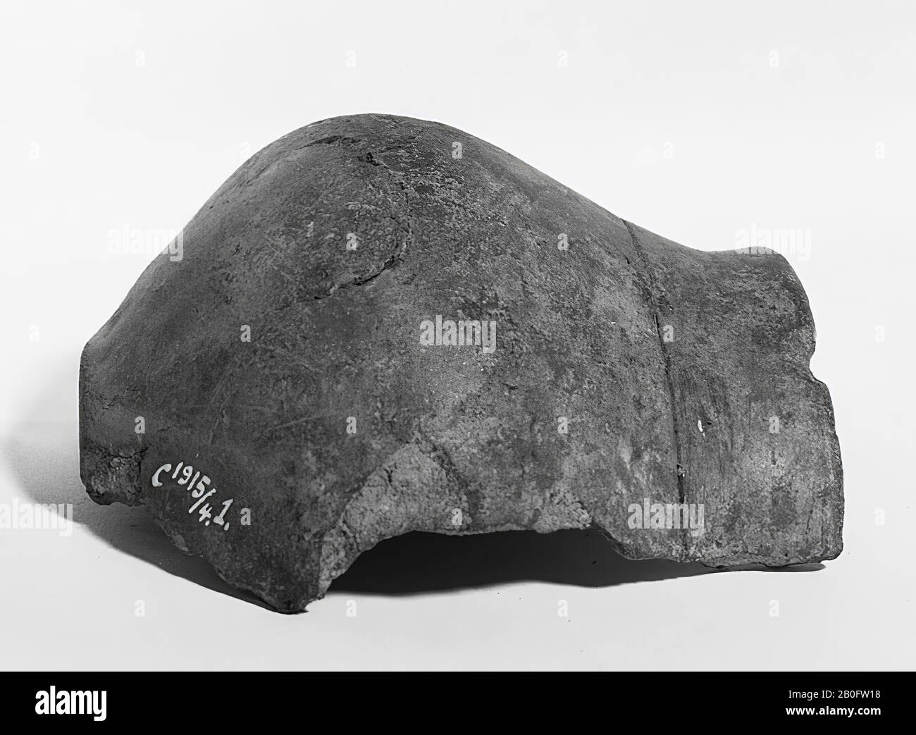 Fragment d'une urne de faïence. Fissure, urne, fragment, faïence, 12 x 14 x 6 cm, préhistoire -1200 Banque D'Images