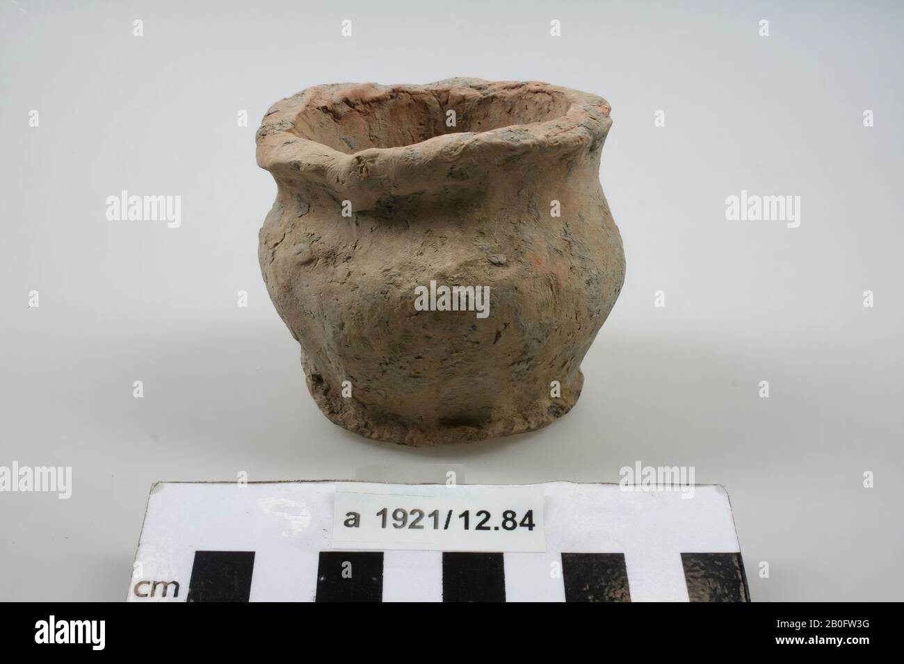 Pot de faïence formée à la main (terpaware)., poterie, faïence, terpaware, h: 7.1 cm, diam.: 8.2 cm, roman, Pays-Bas, Friesland, Dongeradeel, Raard Banque D'Images