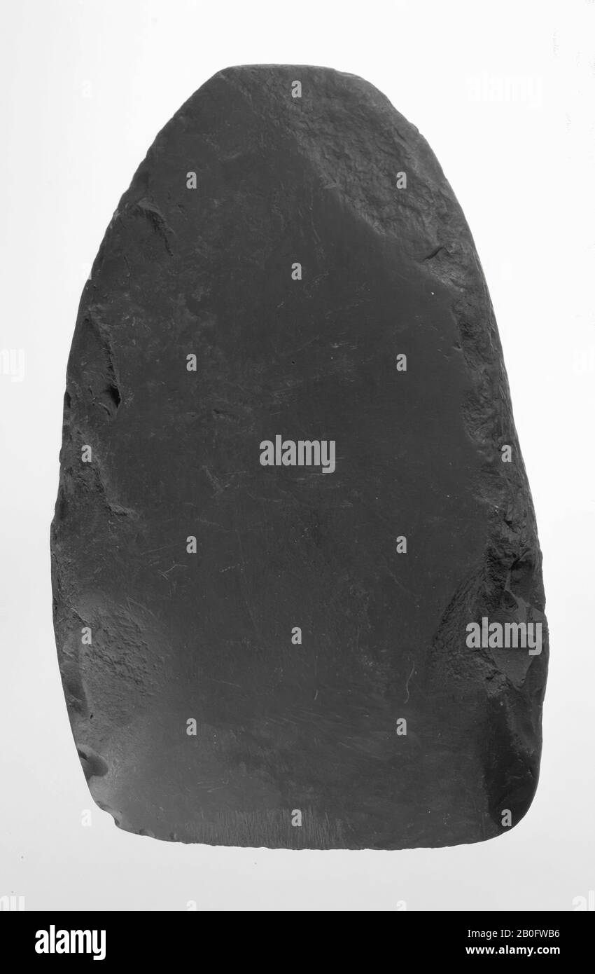 petite hache noire de formes peu prononcées, hache, pierre, 8 x 4,5 cm, préhistorique -4000 Banque D'Images