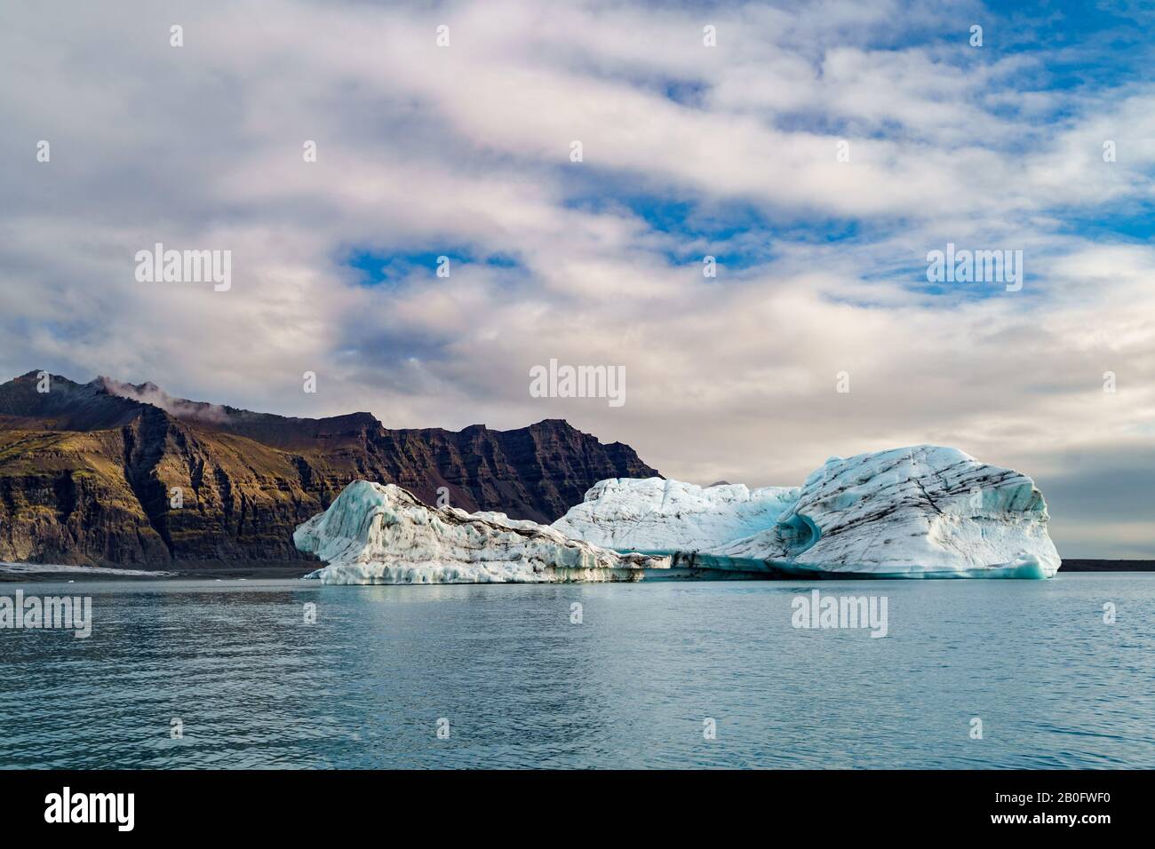 Glacier avec chaîne de montagne sous le ciel bleu, Islande Banque D'Images