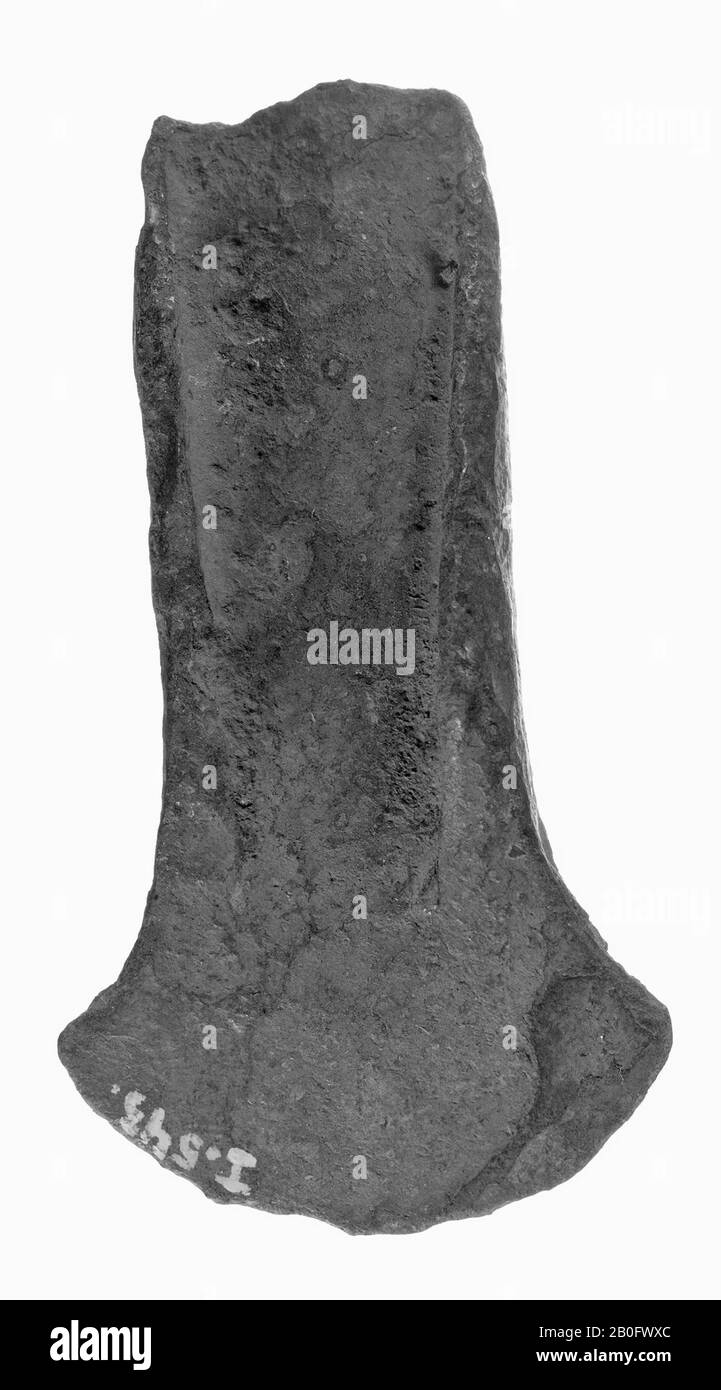 burin en bronze, fortement oxydé. Un côté avec oxyde de fer, hache, métal, bronze, longueur: 7.7 cm, préhistoire -1800 Banque D'Images