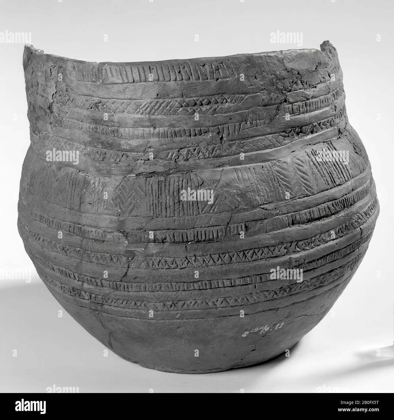 Coupe de terre en faïence. Vieux collage et additions., coupe, faïence, h: 15,5 cm, diam: 17,7 cm, prehistorie -2500 Banque D'Images