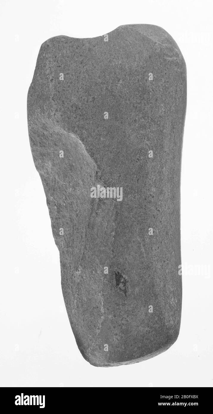 fragment d'un marteau percé en pierre. Plus tard ce fragment est de nouveau partiellement poli sur les surfaces de fracture, hax, pierre, longueur: 7,5 cm, préhistoire -2500 Banque D'Images