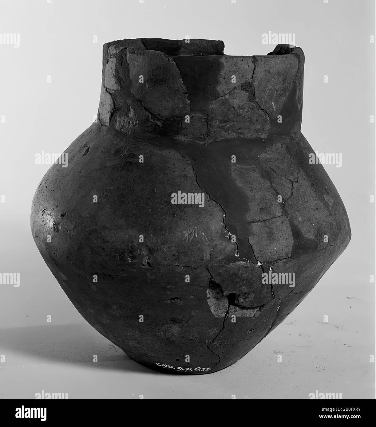 Proto-Saxon urne de faïence sans décoration. Anciennes jongs et ajouts, fissures ouvertes et fractionnées, lacuna dans le bord, espace dans le mur, urne, faïence, hauteur: 15,5 cm, préhistoire -1200 Banque D'Images