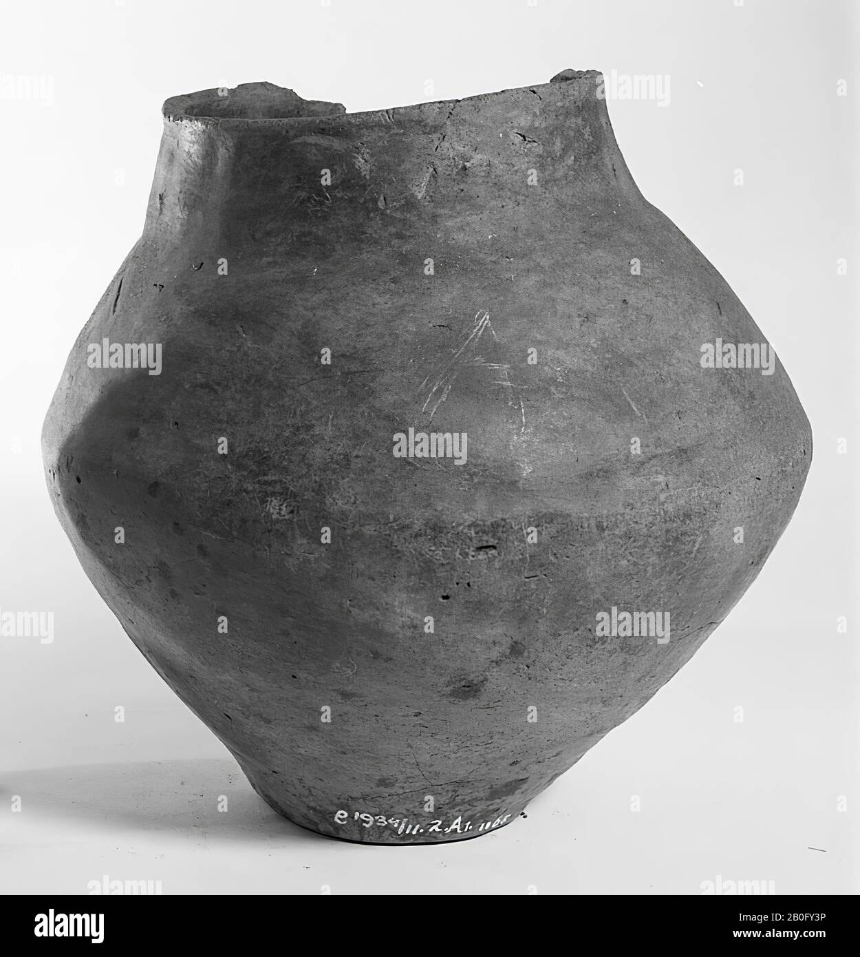 Proto-Saxon urne de faïence sans décoration. Fissures circulaires, espace dans le bord., Urn, poterie, h: 21 cm, diam.: 21 cm, préhistoire -1200 Banque D'Images