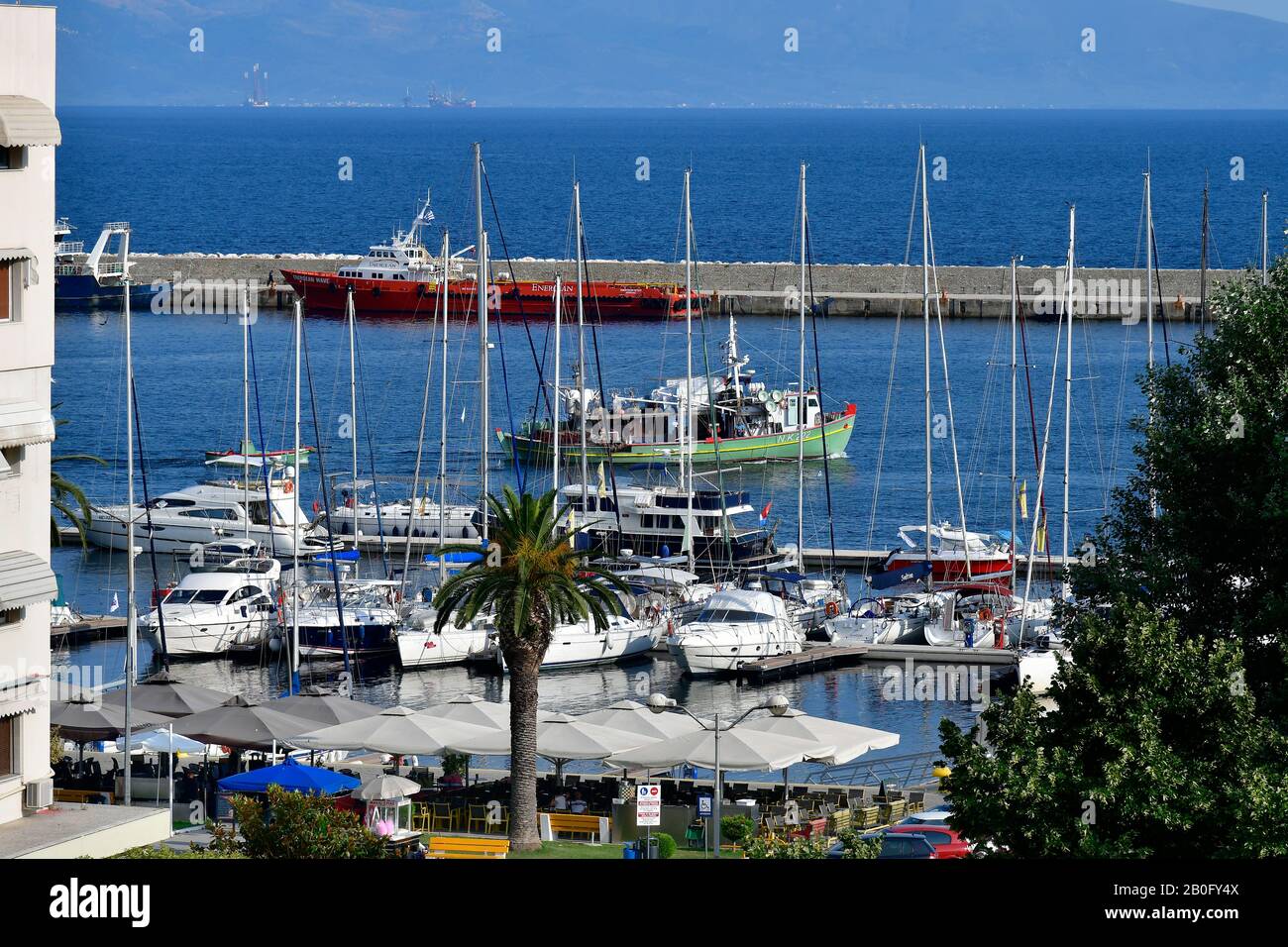 Kavala, Grèce - 12 juin 2018 : un bateau de pêche quitte le habor de la ville en Macédoine-est Banque D'Images