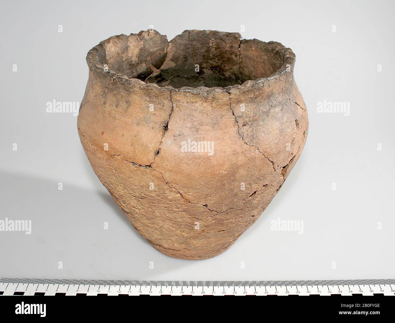 Harpstedt-urn avec bord dentelé, urne avec crémation, poterie, préhistoire, Pays-Bas, Gueldre, Wijchen, Wijchen, Heumenseweg Banque D'Images