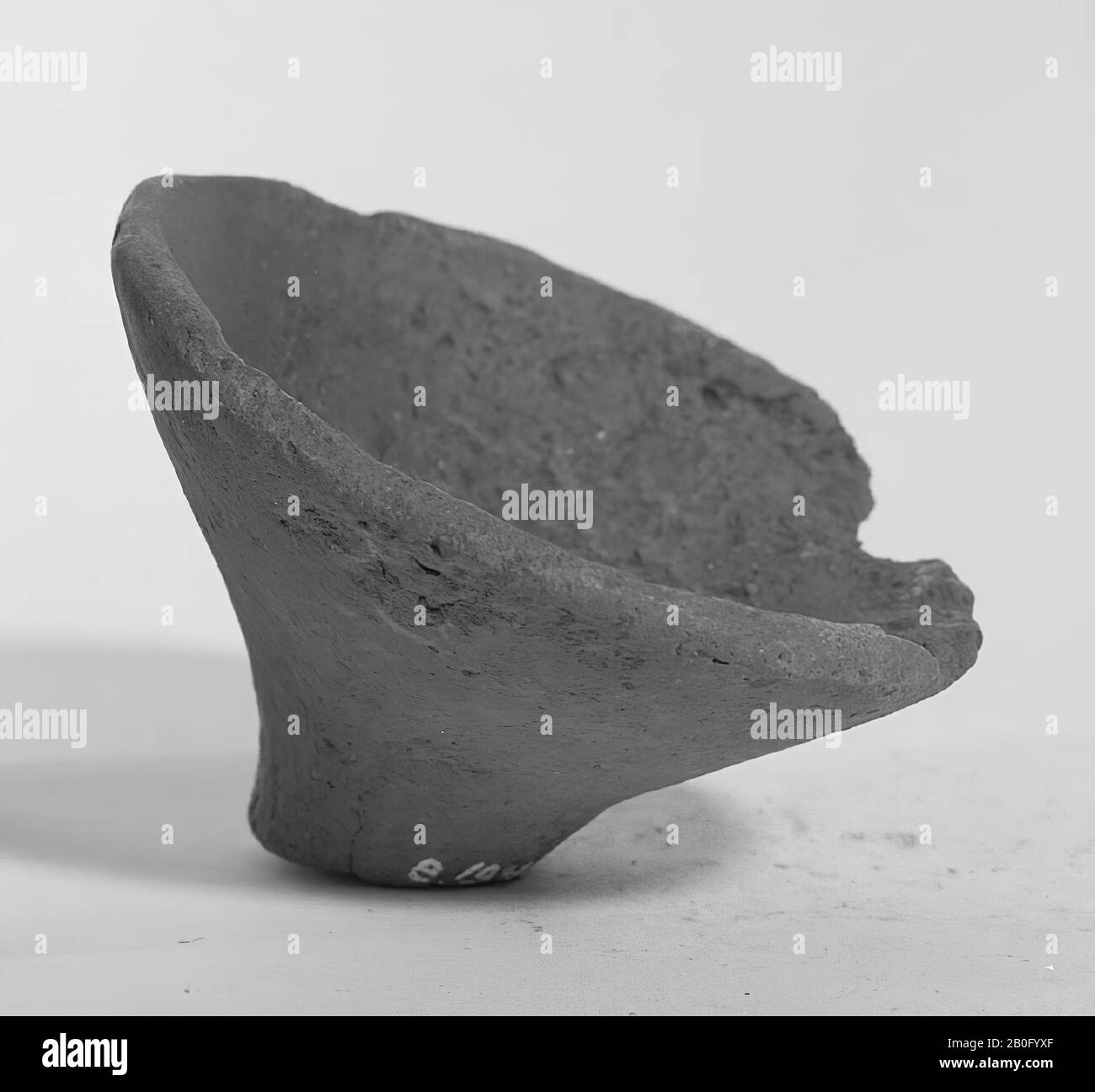 Fragment d'un bol de poterie sur une base élevée. Crack du bord au pied., marmite, poterie, h: 5 cm, diam.: 6,5 cm, préhistoire -800 Banque D'Images