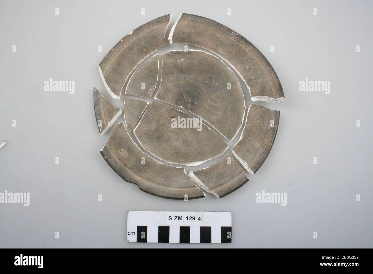 Plâtre moulé d'un panneau en terre cuite avec timbre. Brisée en 10 pièces, coulage, planche, plâtre, h: 2,5 cm, diam.: 17 cm (en parfait état Banque D'Images