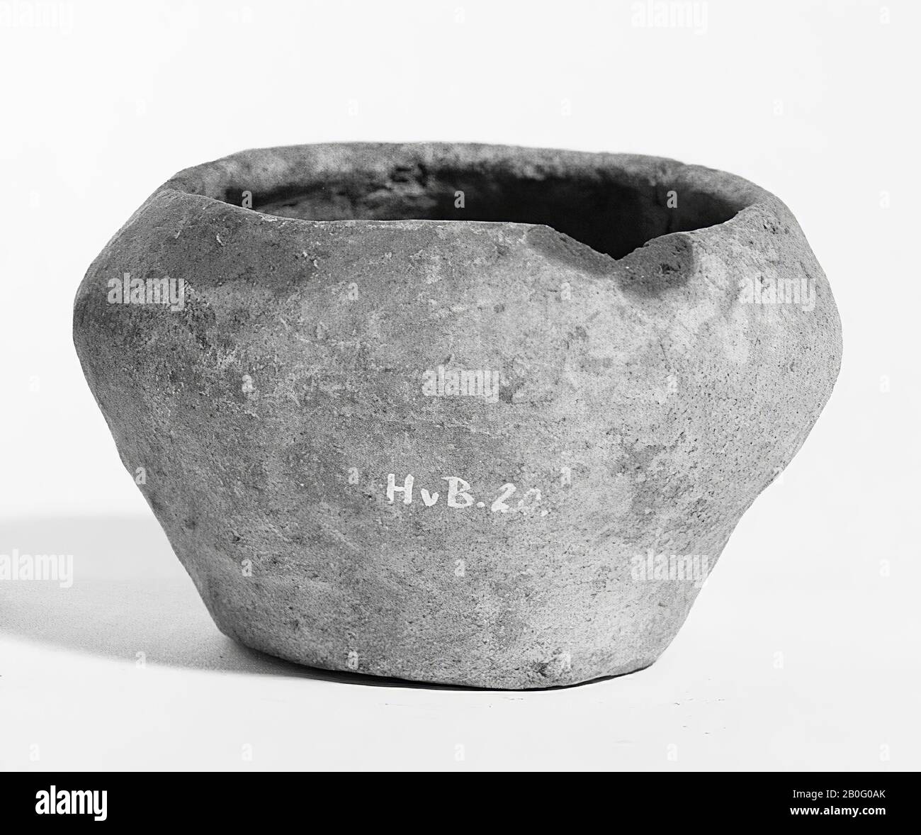 Plat rugueux de terre blanche. Chips du bord, grès, poterie, h: 5 cm, diam: 7,7 cm, préhistoire -1200 Banque D'Images