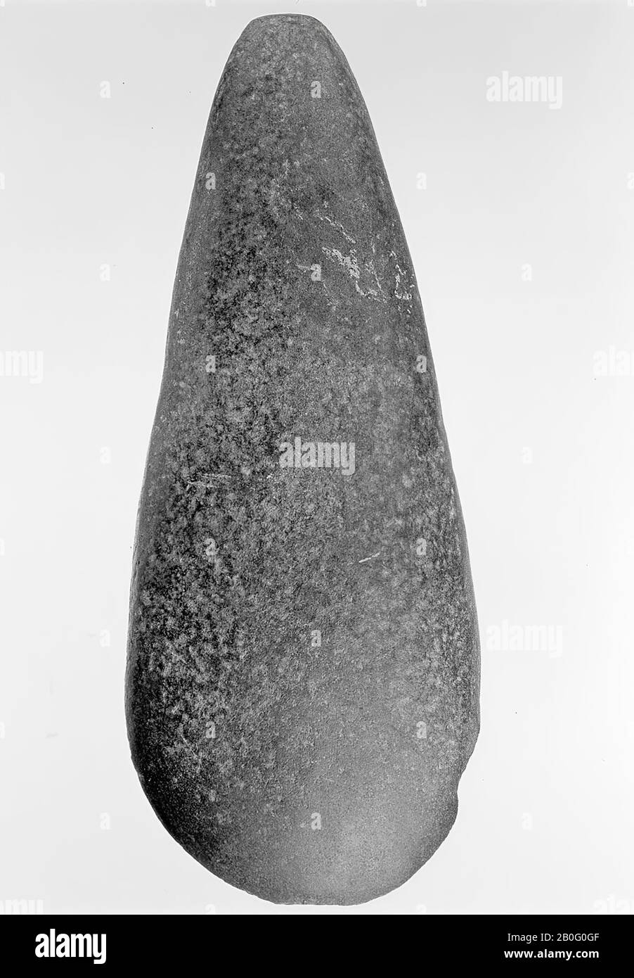 Hache en forme de goutte de quartzite brun foncé avec une coupe ronde, qui fusionne sans heurt dans les côtés sans cavité. Le dessus est pointé, la section est plate-ovale. Légèrement endommagé à deux points sur le bord, hache, pierre, silex, 18,5 x 7,3 cm, préhistorique -4000 Banque D'Images