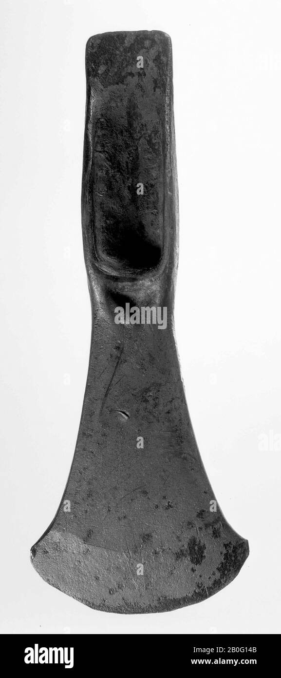 Talon en bronze avec lame large (type IIA, Butler, 1963). La hache a une décoration en forme d'arc sous la corniche d'arrêt. La hache est dorée, un côté est légèrement endommagé, tout comme la coupe, la hache, le métal, le bronze, la longueur: 16,4 cm, la préhistoire -1600 Banque D'Images