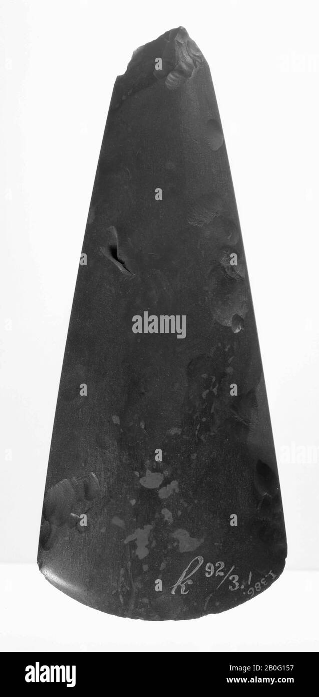 teinte grise, burin, brun oxydé, lisse et tranchant sur le bord, hache, pierre, silex, 18,8 x 8 cm, préhistorique -4000 Banque D'Images