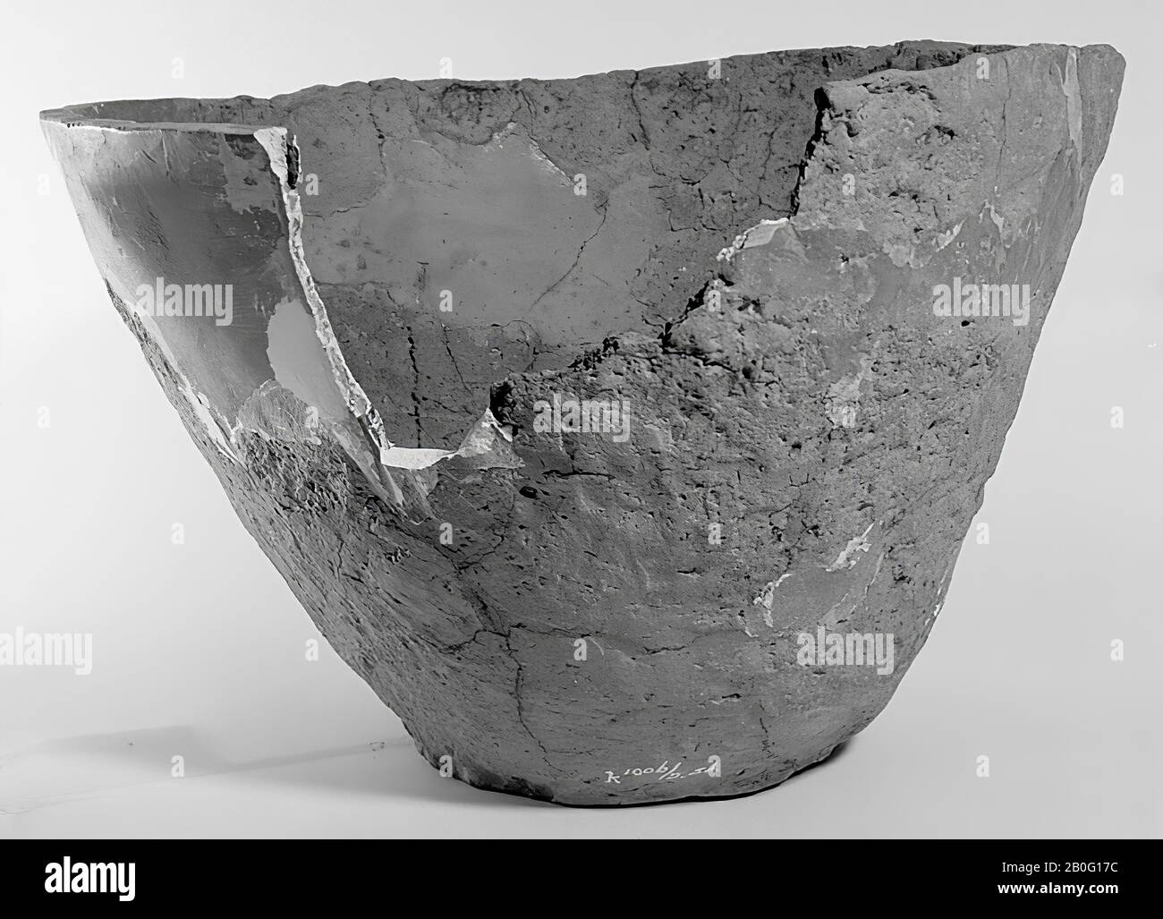 Grande urne en forme de tasse de terre cuite, cuisson grossière rougeâtre. Avec 1 grand et 4 petits shards. Avec un espace dans l'arête Banque D'Images