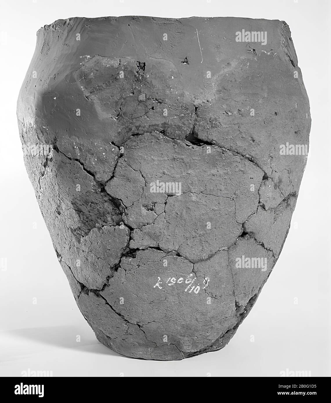 Urne brunâtre-noire de terre cuite, ovoïde. Avec les anciennes jongs instables et les ajouts., Urn, faïence, h: 24 cm, diam.: 23 cm, préhistoire -1200 Banque D'Images