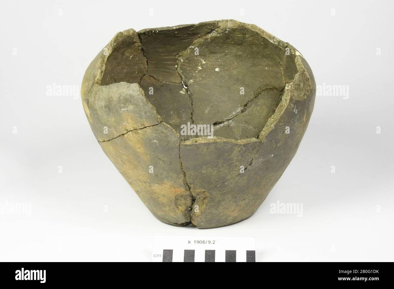 Partie d'une urne, en faïence grise lisse, avec un ventre plus rond, la partie supérieure est perdue. Vieux liant instable et additions, des lacunes dans le mur, des dommages de surface., Urn, fragment, poterie, h: 20 cm, diam.: 24,5 cm, préhistoire -800 Banque D'Images