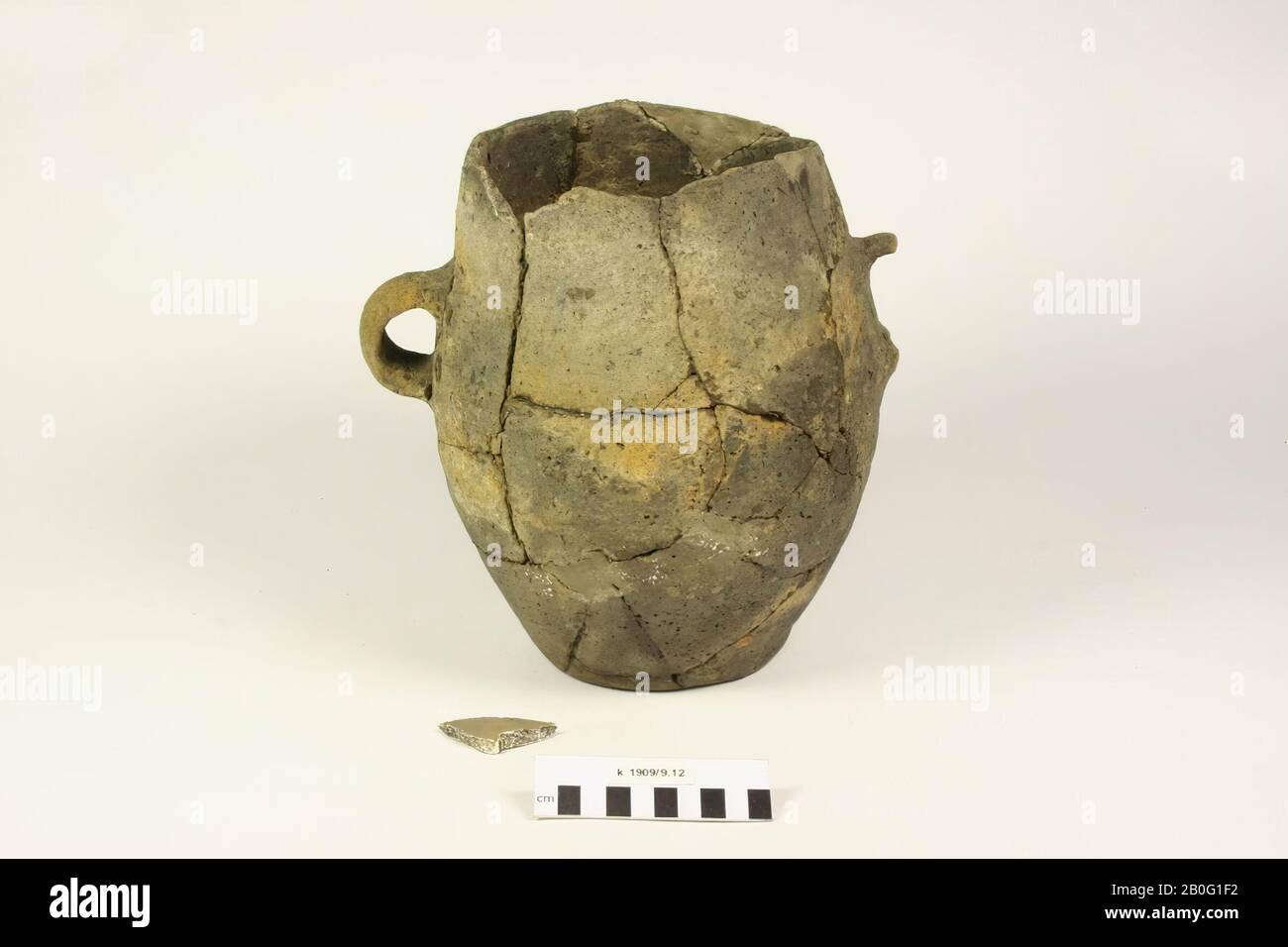 Urne cylindrique haute en faïence avec deux oreilles. Trouvé en 1909 Banque D'Images