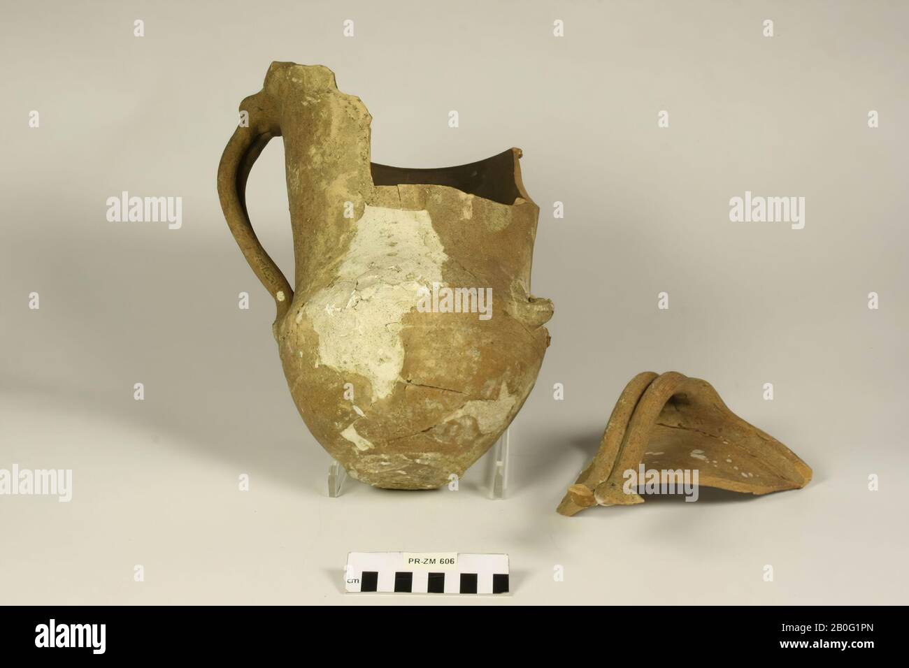 Amphora de faïence rouge avec 2 oreilles doubles. Anciennes Londres et ajouts, une partie du bord Banque D'Images