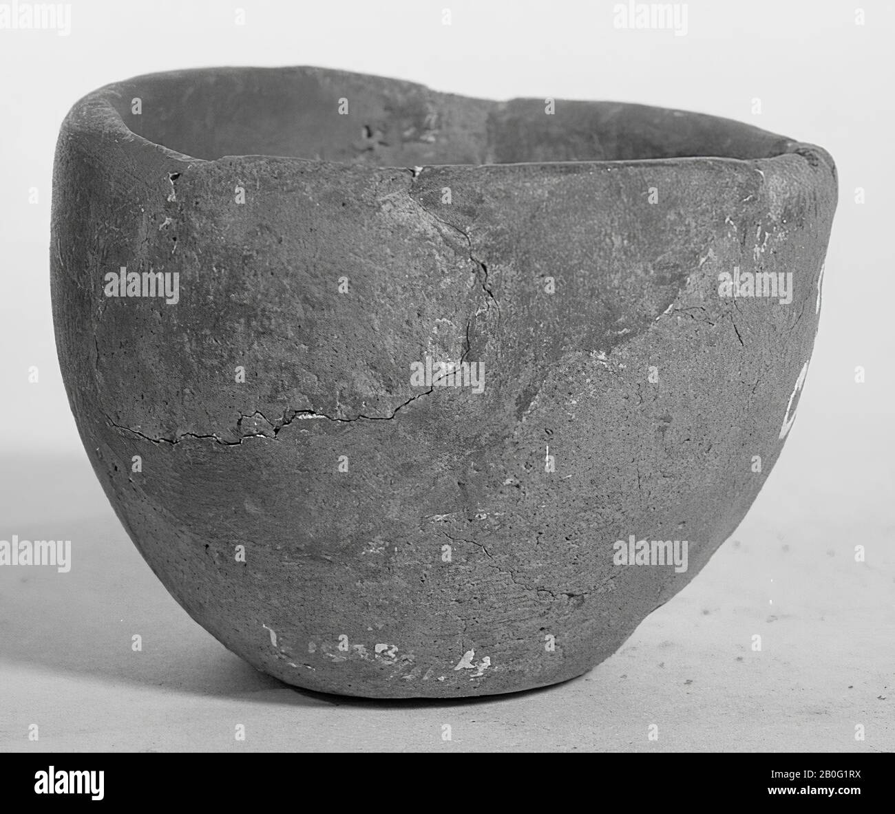 Petit apicule de terre grise. Anciens ajouts. Fissures., Poterie d'abeille, h: 4.5 cm, diam.: 6 cm, préhistoire -800 Banque D'Images