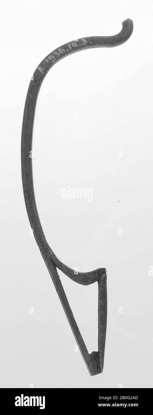 Fragment de fibula en bronze, fibula, métal, bronze, préhistoire 0-100, Pays-Bas, Brabant Nord, Oss, Oijen, Maas Banque D'Images