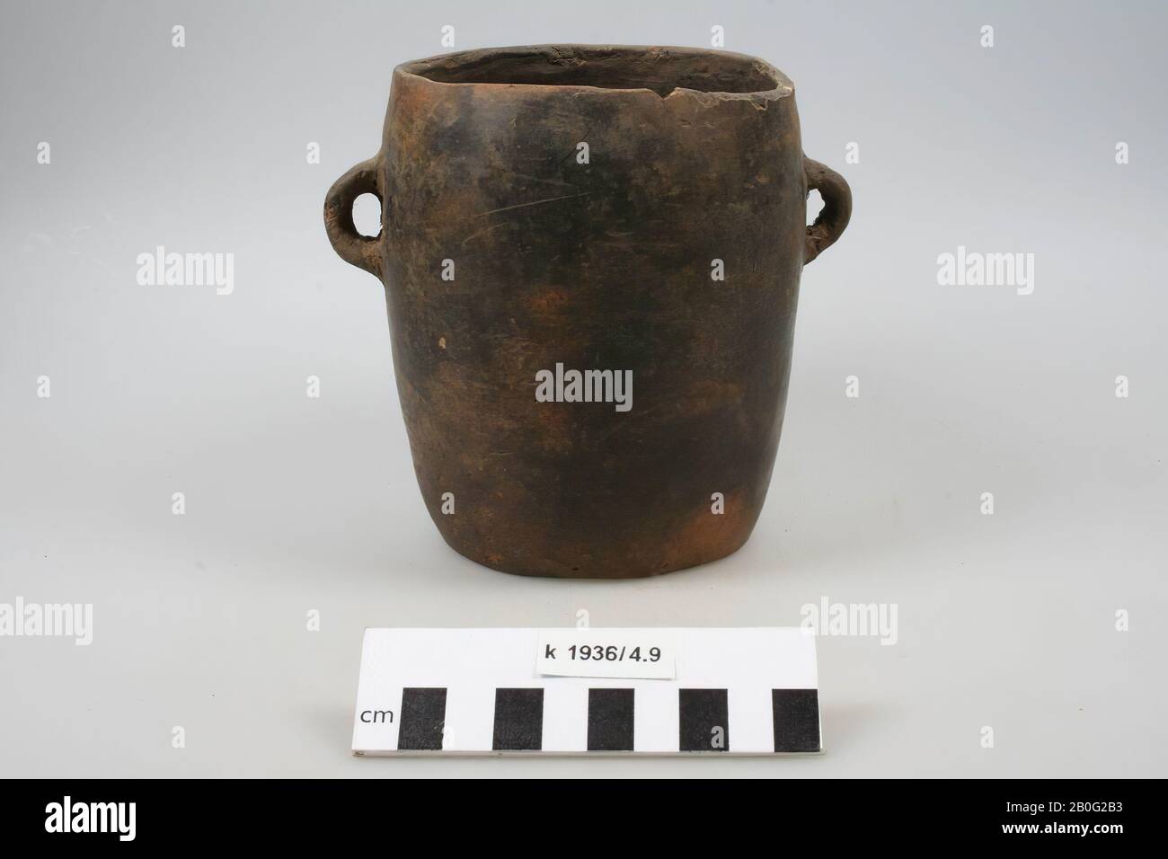 Urne en faïence en forme de cylindre avec surface lisse et deux oreilles. Contour d'oreille trouvé en 1936 Banque D'Images