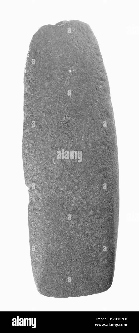petite abeille de roche gris-verte et de forme irrégulière, hache, pierre, 10,7 x 3,5 cm, préhistorique -4000 Banque D'Images