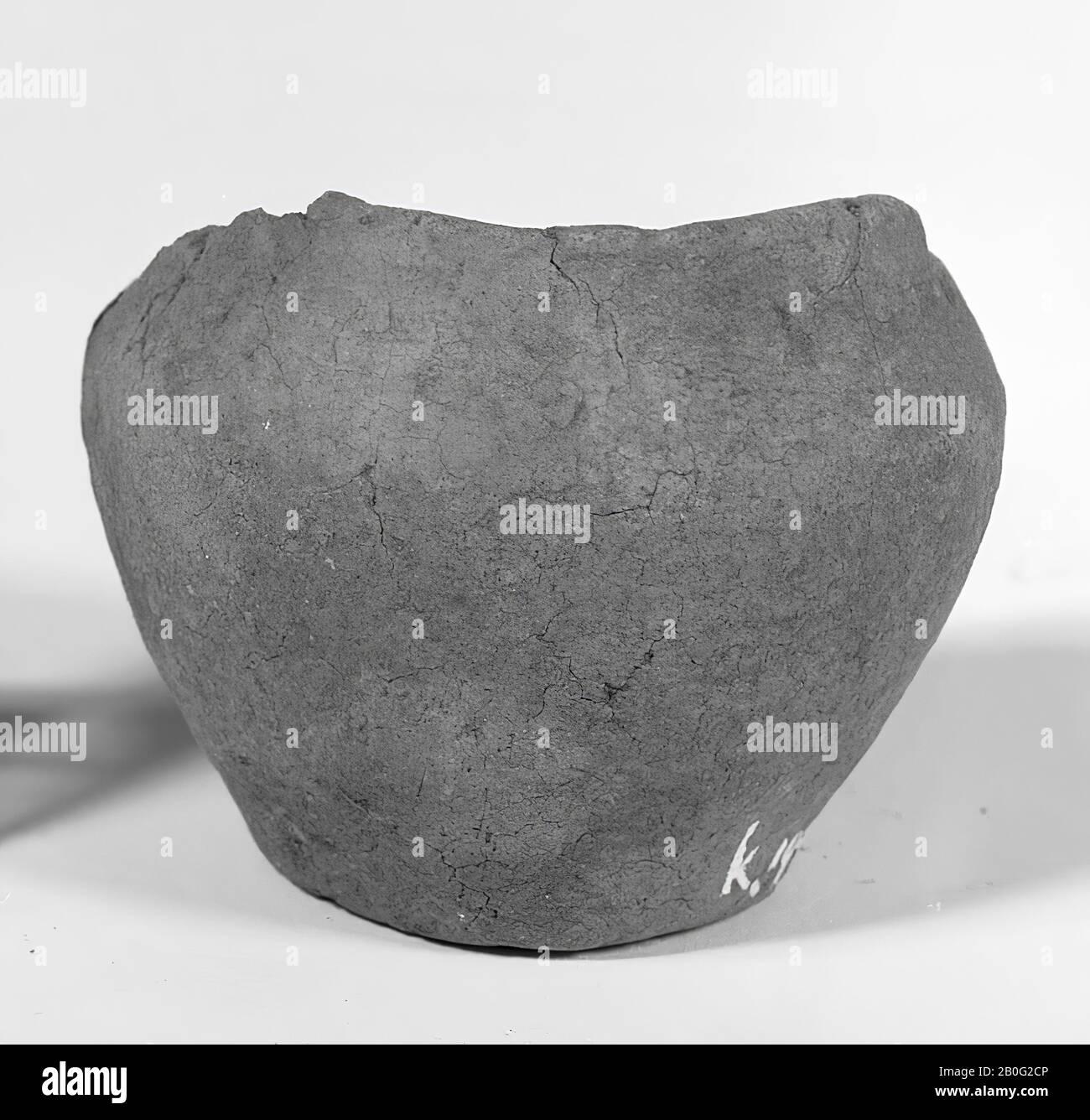 Petit pot de poterie, partiellement endommagé (partie du bord Banque D'Images