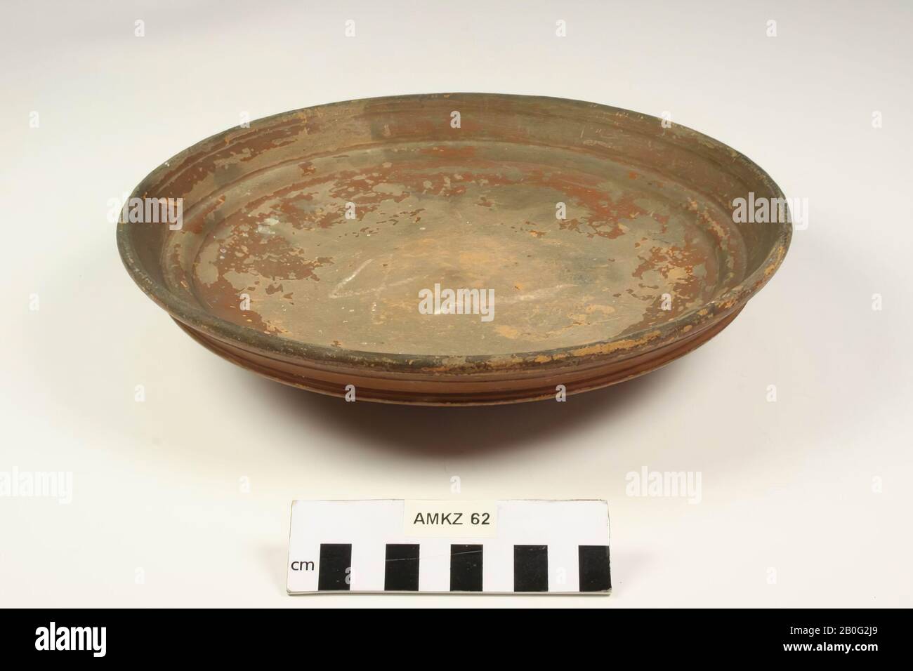 Plaque Terra sigillata. Cool, mais très usé., assiette, faïence, terre sigillata, h: 6 cm, diam.: 25,9 cm, romain, Pays-Bas, Hollande du Sud, La Haye, La Haye Banque D'Images