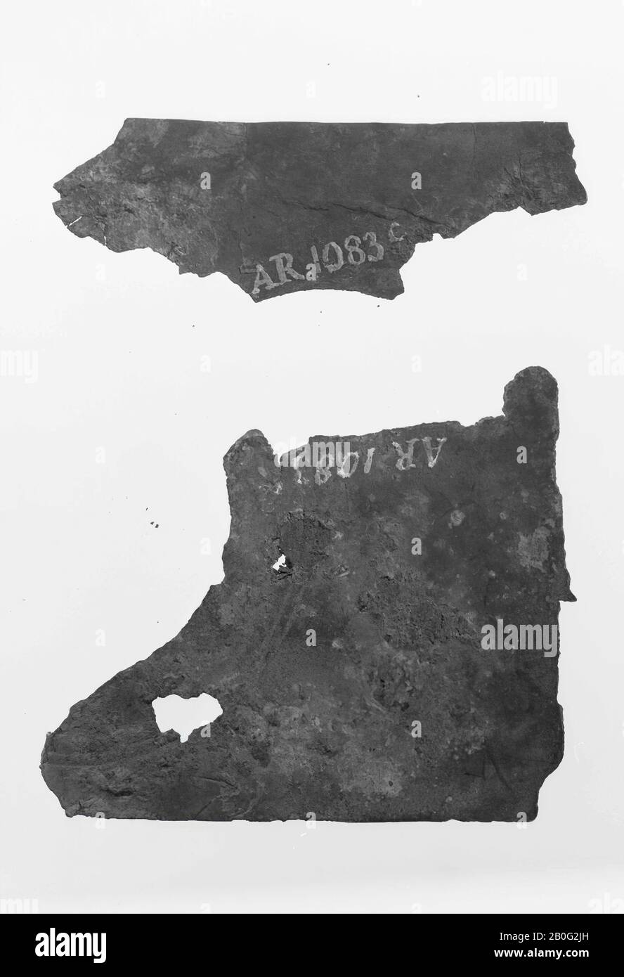 Fragment d'une boîte en cuivre. Composé de 8 fragments numérotés : AR 1083 a t Banque D'Images