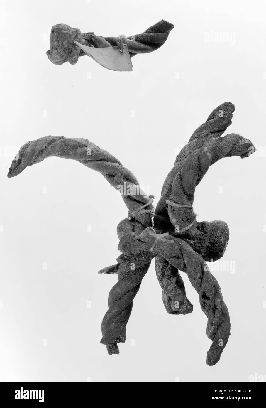 5 pièces d'accoudoirs à deux cordes, se terminant par bourgeons, fragments, métal, bronze, préhistoire, Pays-Bas, Limbourg, Peel et Maas, Maasbree, Blauwe Paal Banque D'Images