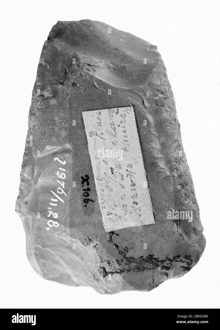 fragment de cire flint avec section ovale, utilisé comme noyau de découpe avec bord de coupe comme face, côtés fortement lacés. Teinte grise, hache, pierre, silex, 7,1 x 5,5 cm, préhistorique -4000 Banque D'Images