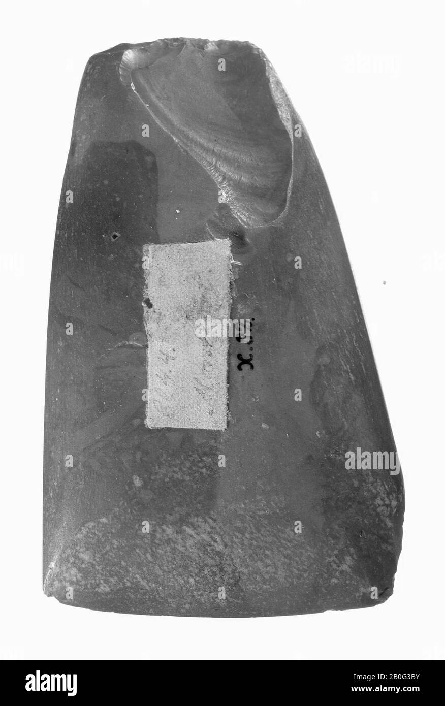 flint ax avec section transversale ovale et seulement des facettes longitudinales très faibles. Côtés légèrement aplatis. Quittez les négatifs en haut tronqué. Très probablement la partie supérieure coupée d'une hache à l'origine beaucoup plus grande, mais coupe croisée. Marbré, ornaise, hache, pierre, flute, 10,3 x 6,1 cm, préhistorique -4000 Banque D'Images