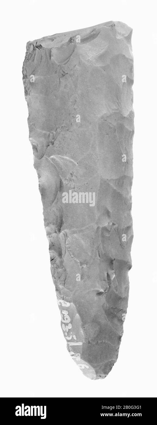 burin ébréché de teinte grise. Coupe manquante, hache, pierre, silex, longueur: 11.8 cm, préhistorique -4000 Banque D'Images