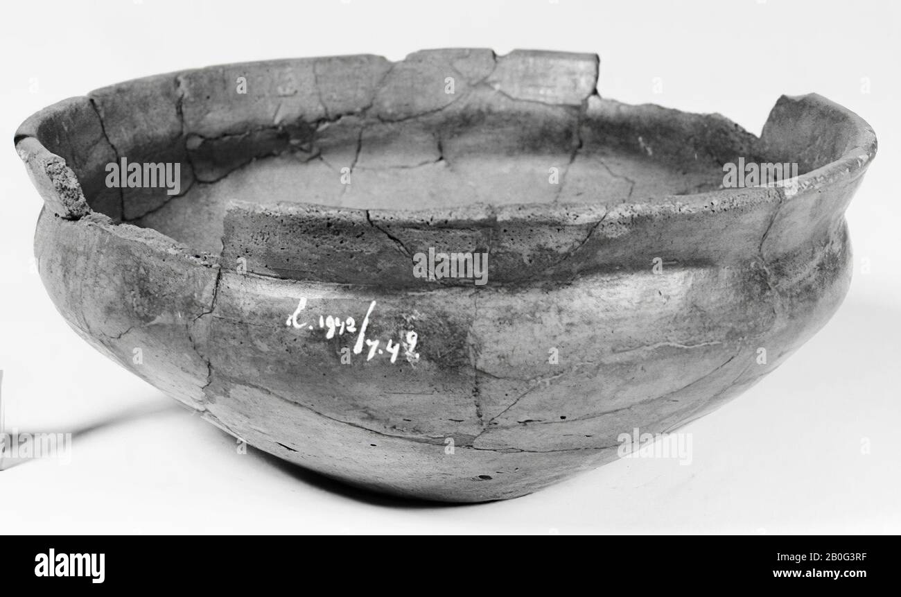 Utilisé comme couvercle de faïence à parois lisses, couleur rouge-brun. Collage et ajouts. Trouvé avec l 1942 Banque D'Images