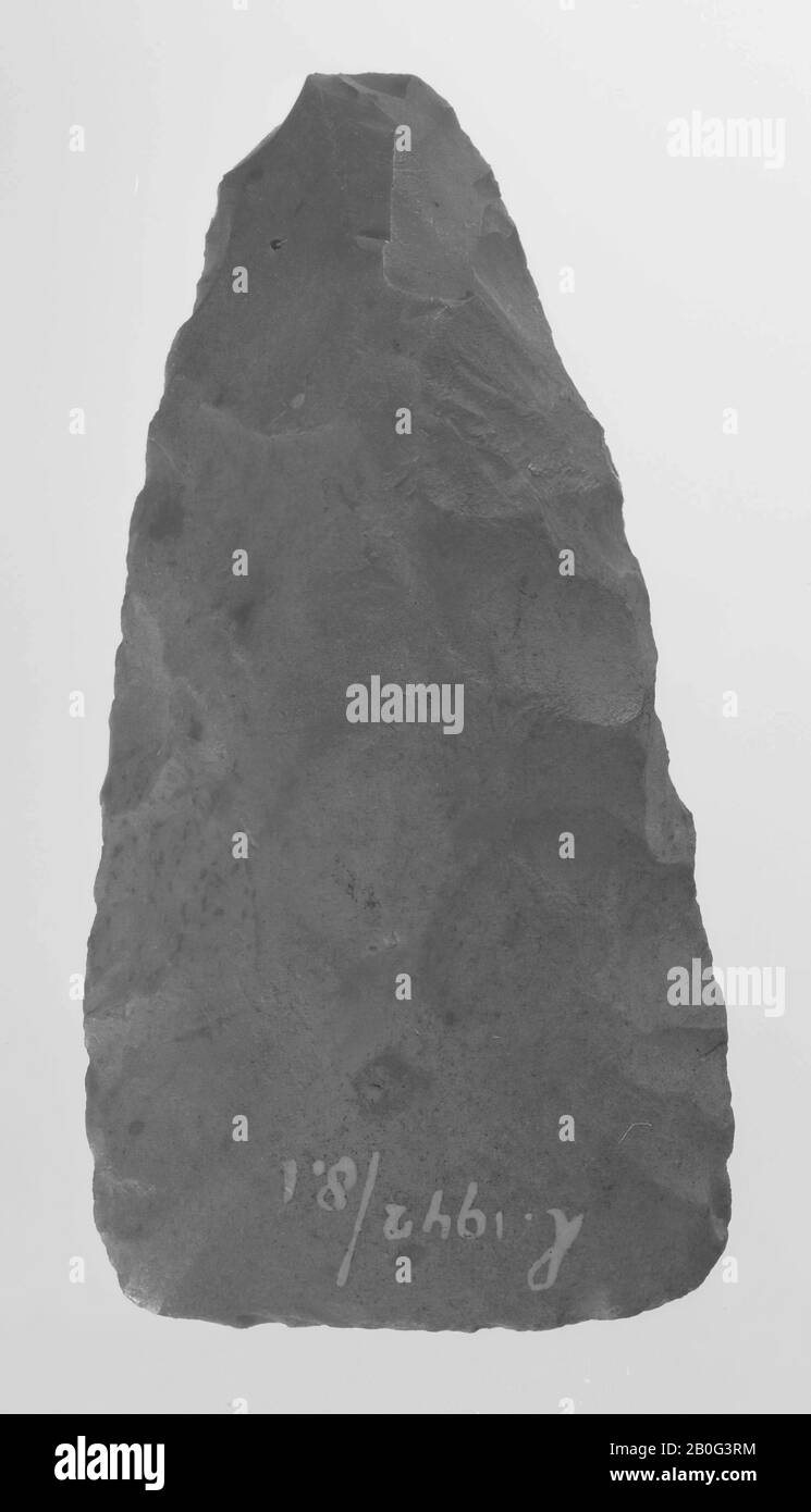 burin à peluches, gris, arête de coupe polie, rugueux, arête de coupe est la plus grande largeur, le burin s'étend plus ou moins à un point à l'arrière. Appartient à la culture de tasse, hache, pierre, silex, longueur: 8,7 cm, préhistoire -4000 Banque D'Images