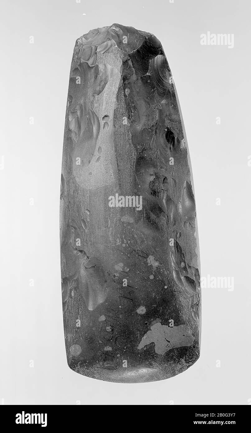 flint ax avec section ovale, le long des facettes et de la coupe large. Teinte marbrée, marron-orange. Type Vlaardingen. Inachevé aiguisé, hache, pierre, silex, 18 x 7 cm, préhistoire -3600 Banque D'Images