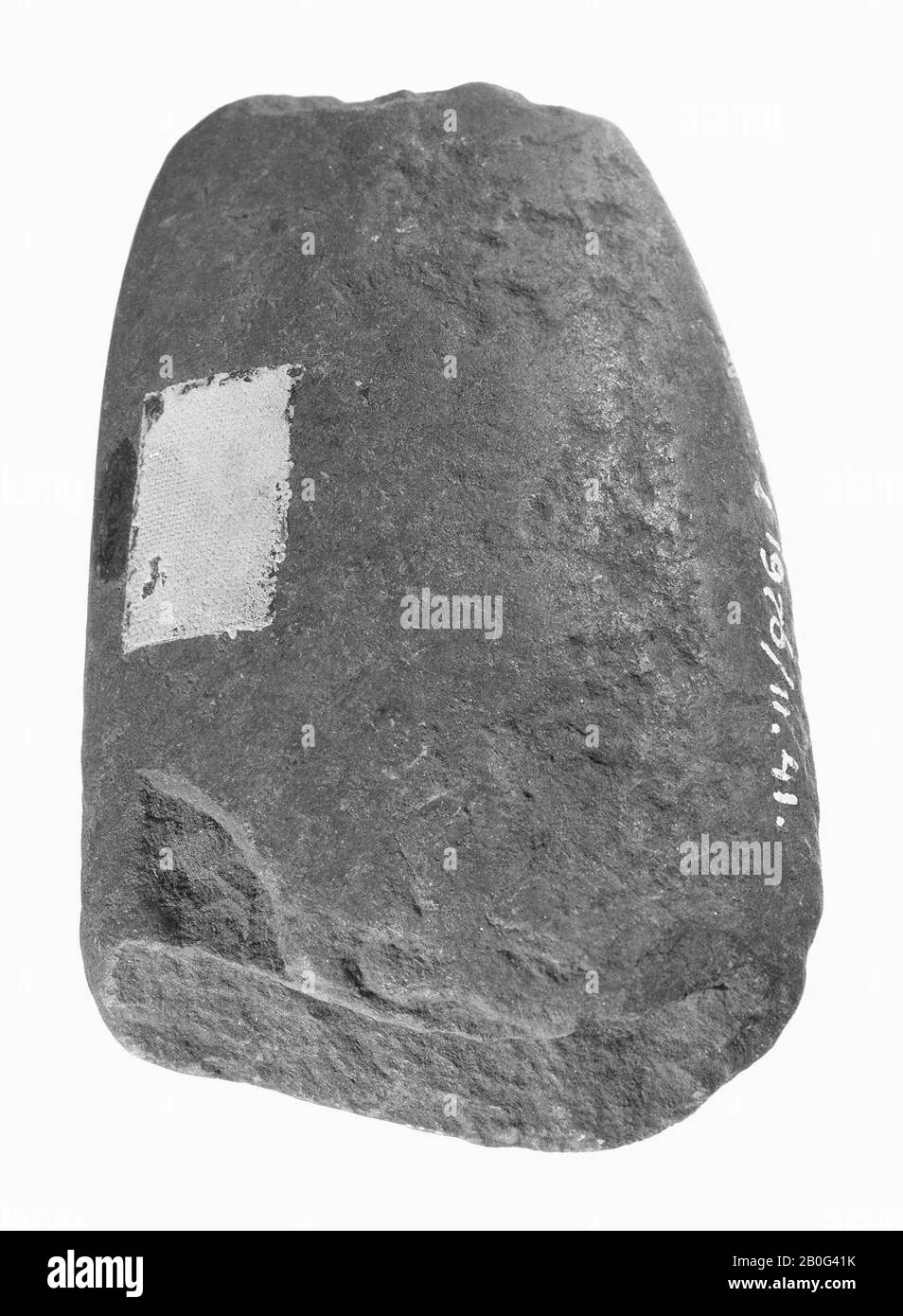 partie supérieure de la hache avec section ovale et pointe fine. Ruddy, herbe gris foncé. Bien aiguisé, hache, pierre, 7,4 x 5,5 cm, préhistoire -4000 Banque D'Images