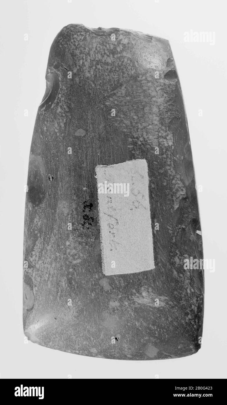 petite pointe en hache avec section ovale et haut fin large. Pas complètement régulier dans la forme, imparfaitement les côtés du sol et quelques triches de sortie au sommet. Flint marbré, marron, hache, pierre, flint, 9,1 x 4,9 cm, préhistorique -4000 Banque D'Images