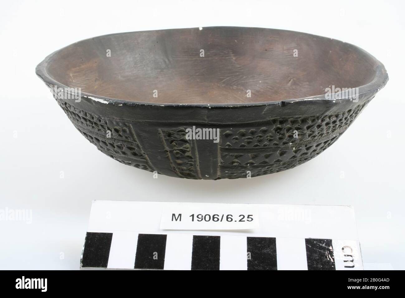 Plâtre moulé d'un plat avec décoration sculptée, coulage, bol, plâtre, h: 5 cm, diam: 18,2 cm, préhistoire, Allemagne Banque D'Images