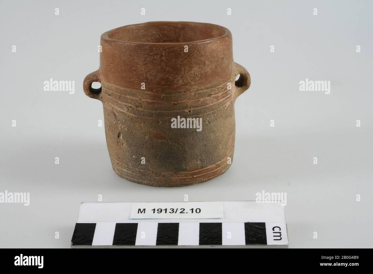 Pot avec deux oreilles. Petites fissures., Pot, faïence, h: 8,5 cm, diam.: 9,4 cm, préhistoire, Allemagne Banque D'Images
