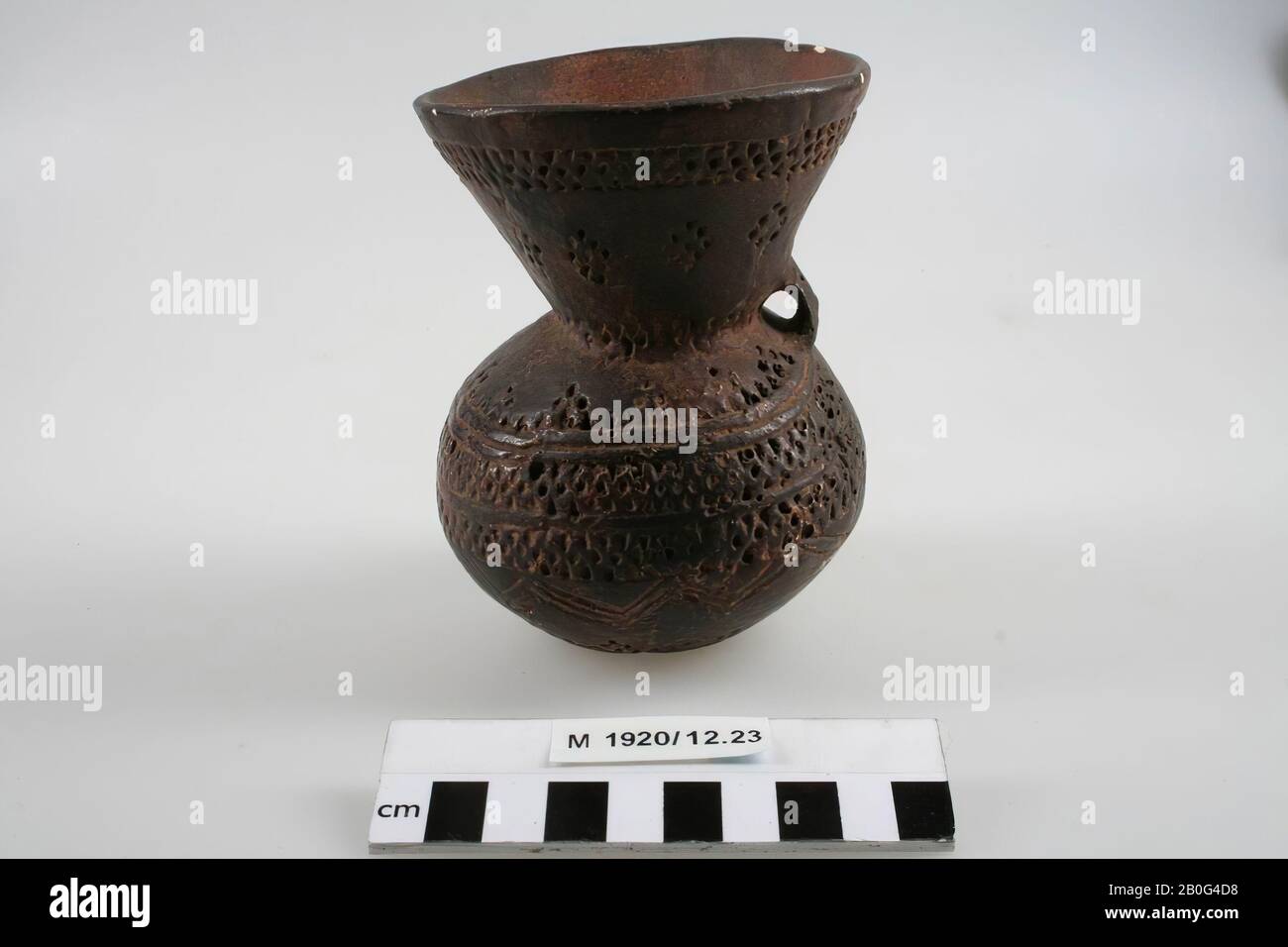 Moulage d'un pot avec un col en forme d'entonnoir et une oreille, des décorations sculptées et estampées sur toute la surface., Casting, pot, plâtre, h: 12,5 cm, diam.: 10 cm, préhistoire, Allemagne Banque D'Images