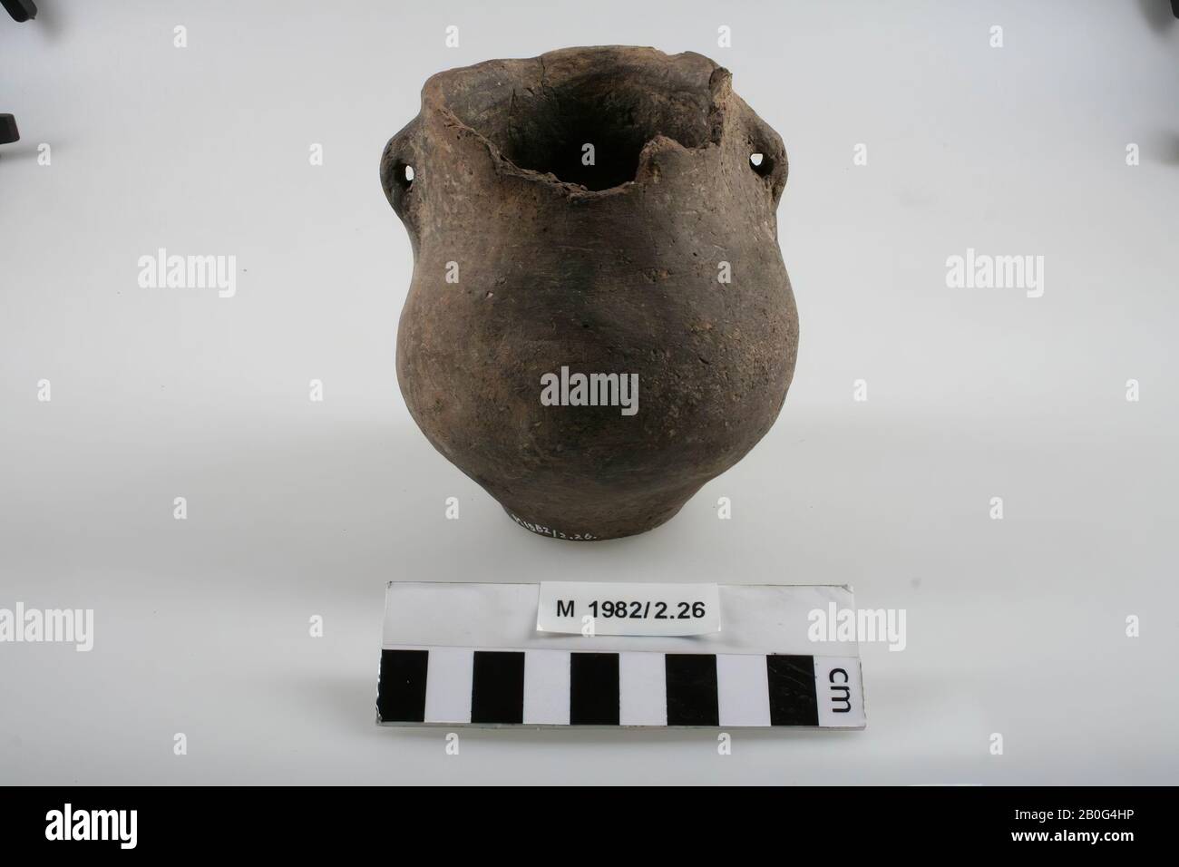 Pot avec 2 oreilles. Petites fissures, dommages à l'abdomen, une partie de la bouche est manquante., Pot, faïence, h: 11.8 cm, diam.: 11 cm, préhistoire, Pologne Banque D'Images